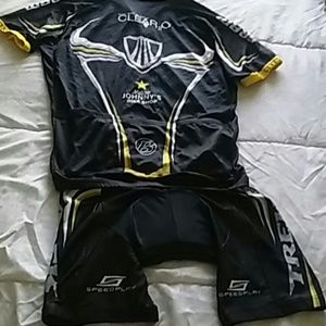 Mens Trek stretch bike set. Size is a LARGE.